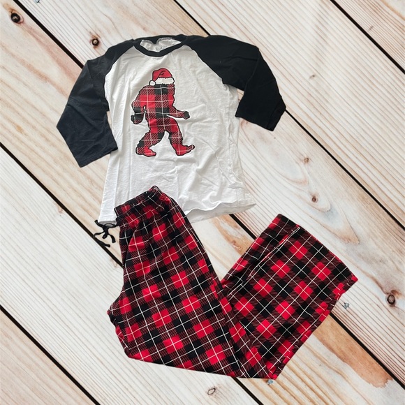 Women’s Medium Sasquatch Christmas Pajamas - Picture 1 of 3